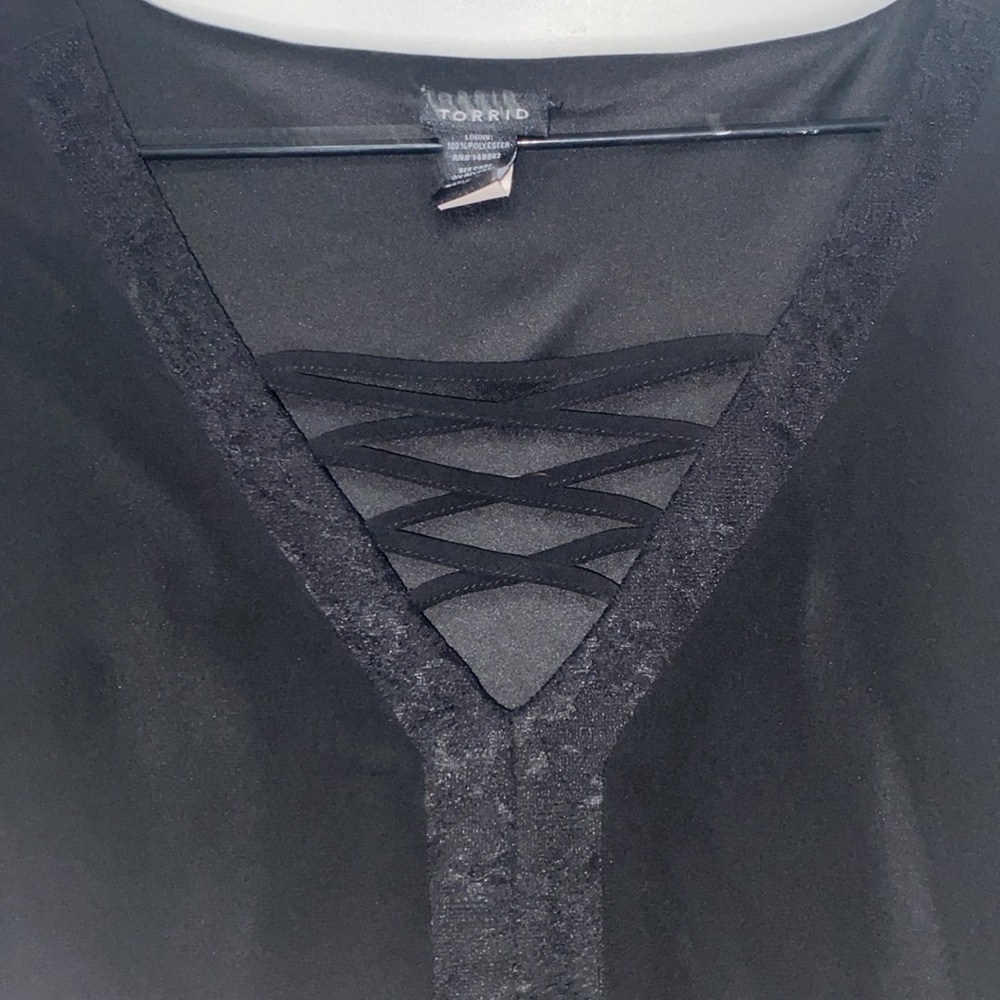 TORRID WO SIZE 2(18/20)Black V-Neck FLOWY lined Blouse with‎ Lace Detail EUC - Picture 5 of 11